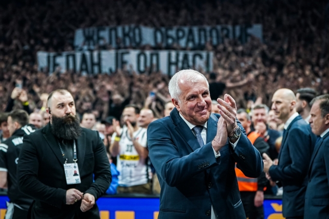 Обрадовиќ доби огромна поддршка од своите навивачи (ВИДЕО)