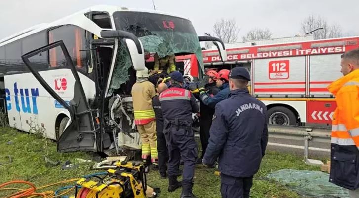 ФОТО: 17 повредени во несреќа меѓу автобус и камион во Турција