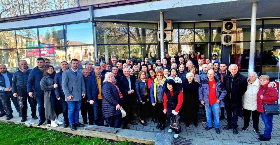 Анкета на дело: Илјадници граѓани пред пунктовите на ДИК чекаат да стават потпис за кандидатурата на Силјановска Давкова
