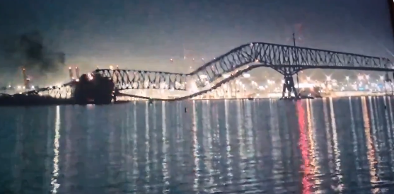 ВИДЕО: Се урна голем мост во Балтимор откако брод удрил во него, на него имало автомобили