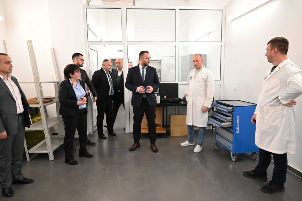 Тошковски во посета на Одделот за форензички испитувања при МВР