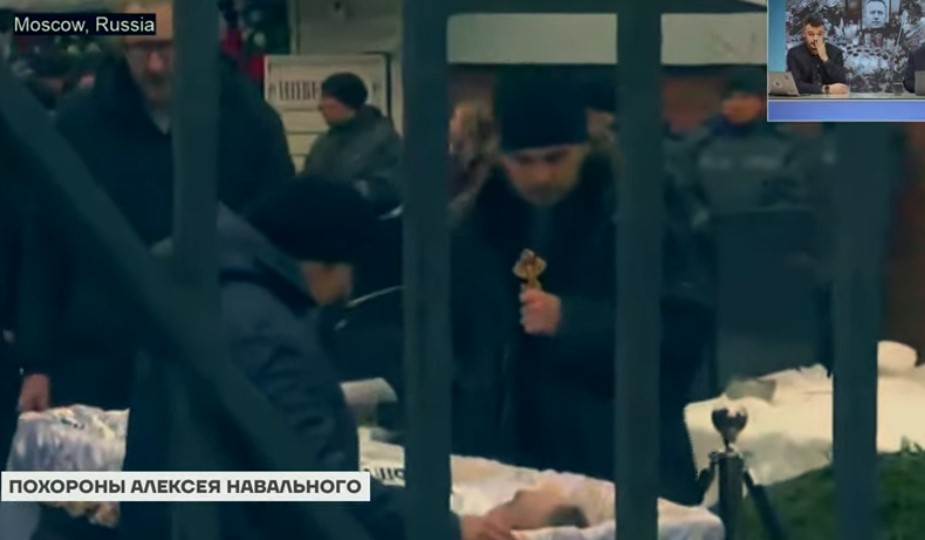 ВО ЖИВО: Започна погребот на Навални, ковчегот отворен, огромната толпа на луѓе го бакнуваат негово лице (ВИДЕО)
