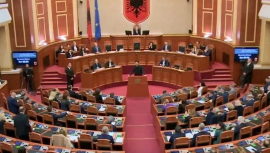 По повеќемесечен хаос: Албанскиот Парламент се врати во нормала