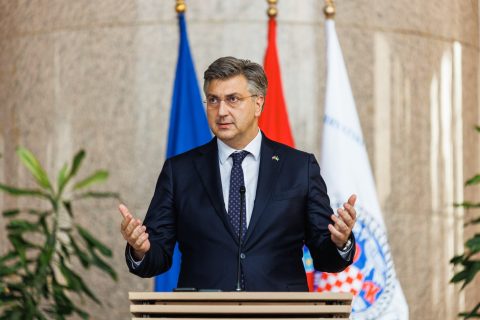 Пленковиќ тврди дека се обезбедени 83 пратеници, но дека преговорите се уште траат