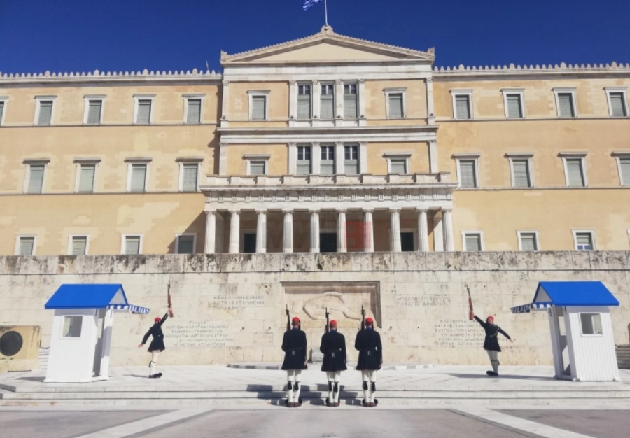 ПАСОК денеска се очекува да достави предлог до Парламентот за гласање недоверба на грчката Влада