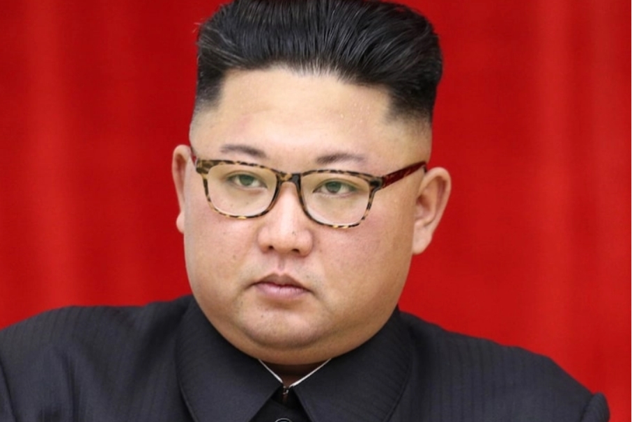 Ким Џонг-ун ги надгледува тестовите на ракетни фрлачи со „супер голем калибар“ способни да го погодат Сеул