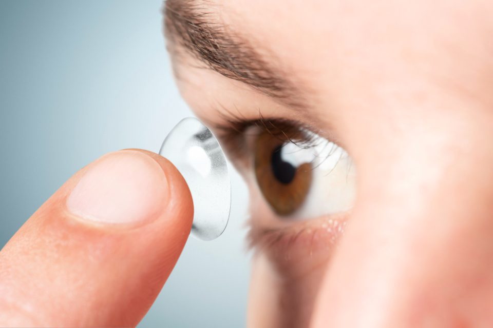 Што да се користи за суви очи и како правилно да се одржуваат меките контактни леќи?