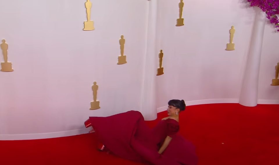Позираше на „Оскарите“, па падна на црвениот тепих: Славната актерка доживеа незгода поради превисоките потпетици (ВИДЕО)