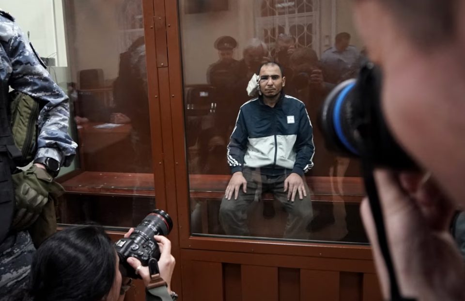 Четворицата осомничени извршители за нападот во Москва изведени пред суд, двајца ја признаа вината