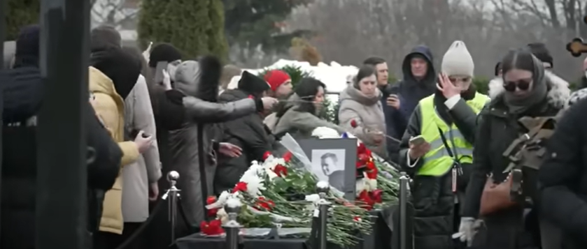 Русите и денеска се собираат на гробот на Навални