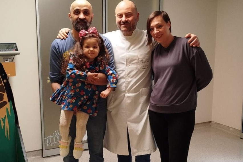 ФОТО: Малата Срна за која се обедини цела Македонија си оди од болница, мајката му се заблагодари на хуманиот народ: „Благодарение на сите вас денес си ја носиме дома“
