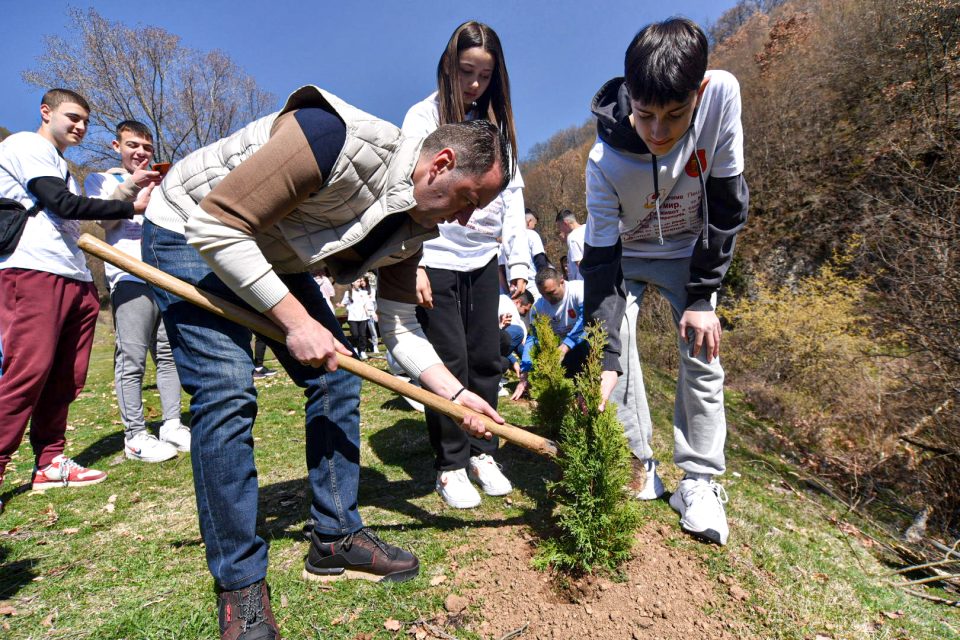 Стефковски: Со засадување 5000 дрва и посаквме добредојде на пролетта