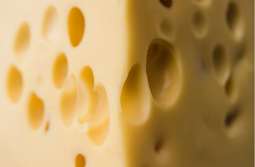 Како настануваат дупките во швајцарското сирење?