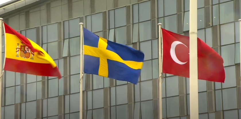 ВИДЕО: Знамето на Шведска кренато пред седиштето на НАТО