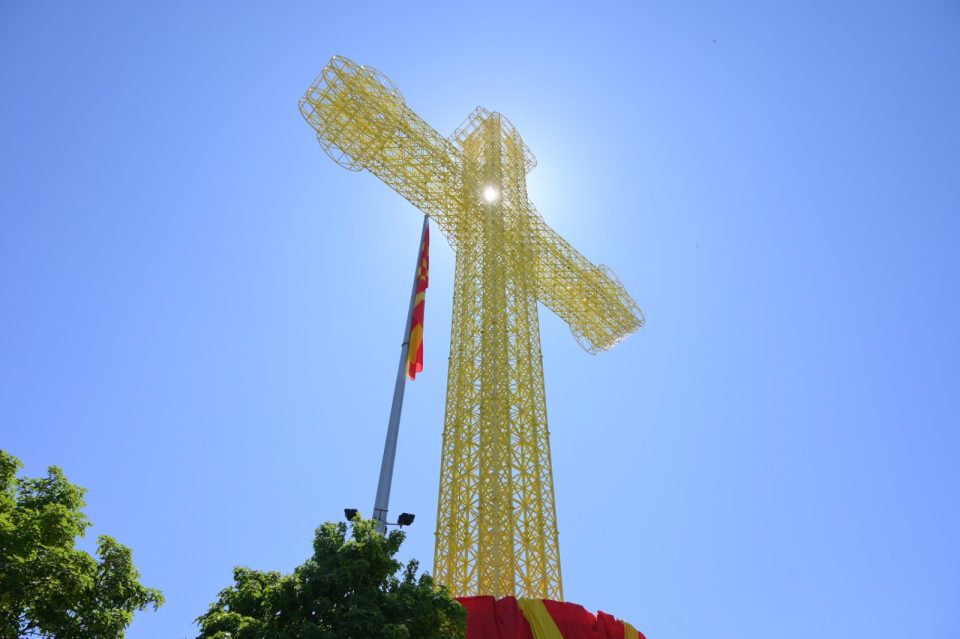 Осветен крстот во Драчево, втор по големина во државата
