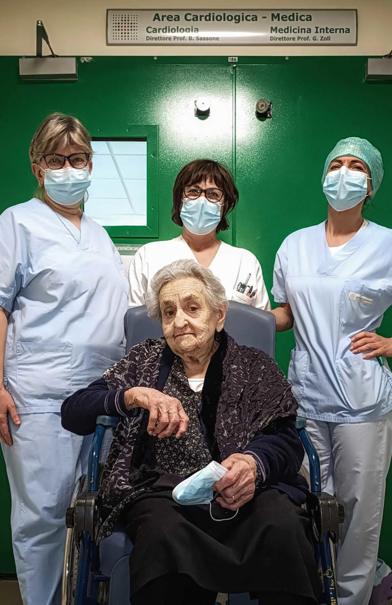 106 годишна Италијанка им раскажувала на лекарите за својот живот при операција