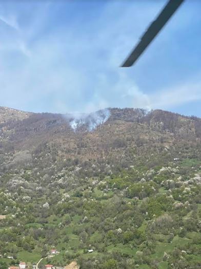 ВИДЕО: Исфрлени 20 тони вода од полицискиот хеликоптер, локализиран пожарот кај Селце