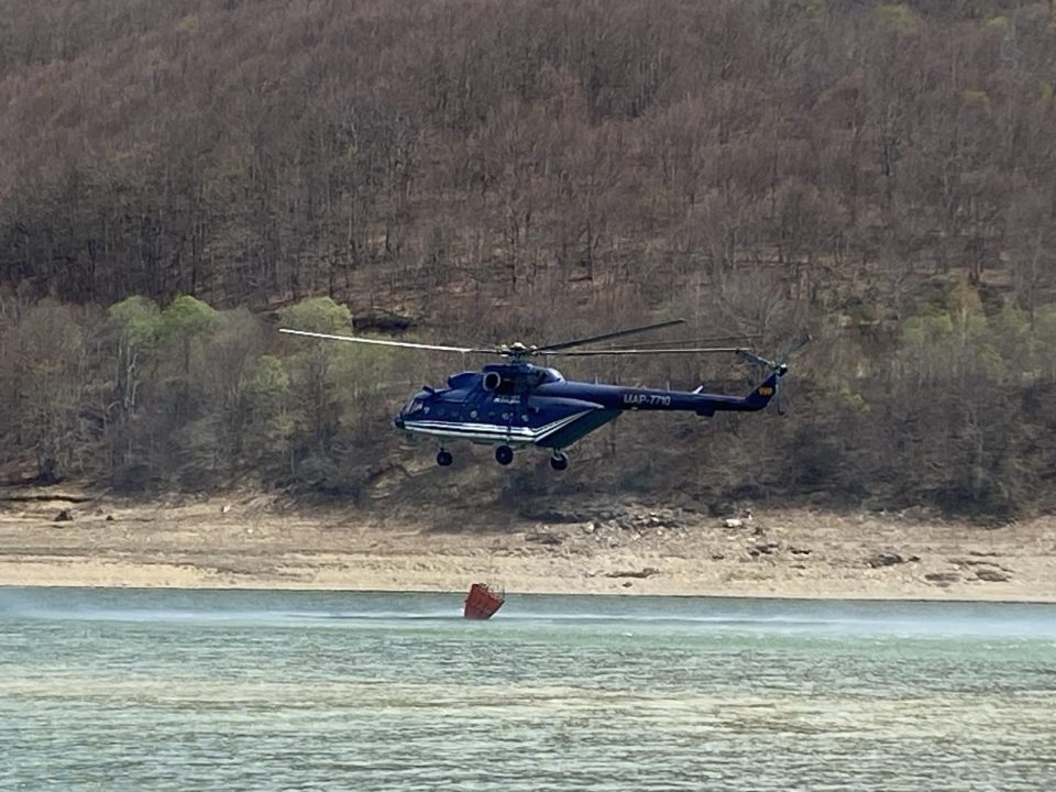 Полицискиот хеликоптер исфрли над 15 тони вода, локализиран пожарот во атарот на село Жировница