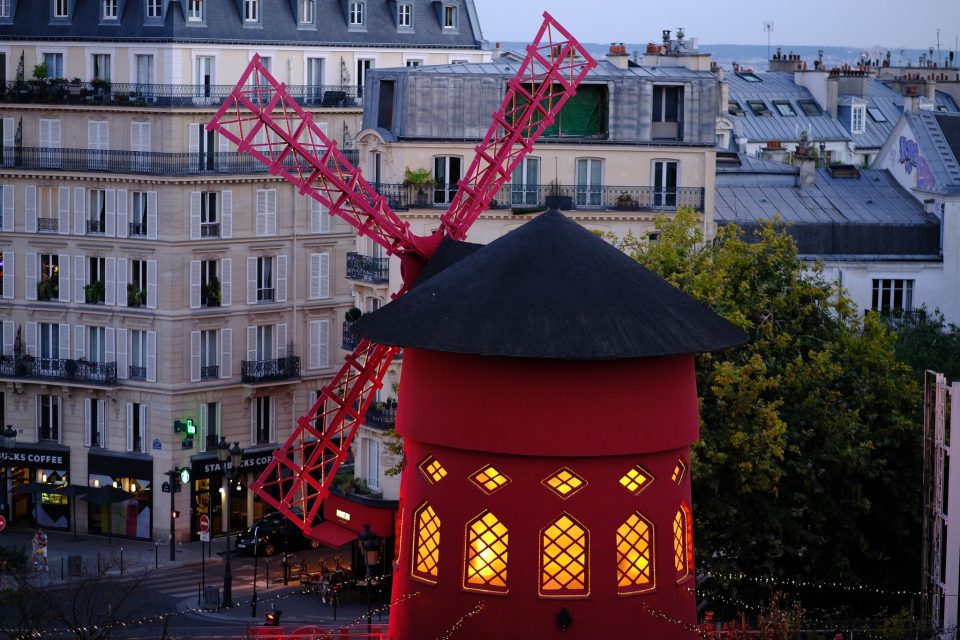 Паднаа перките на познатата ветерница над клубот „Мулен руж” во Париз