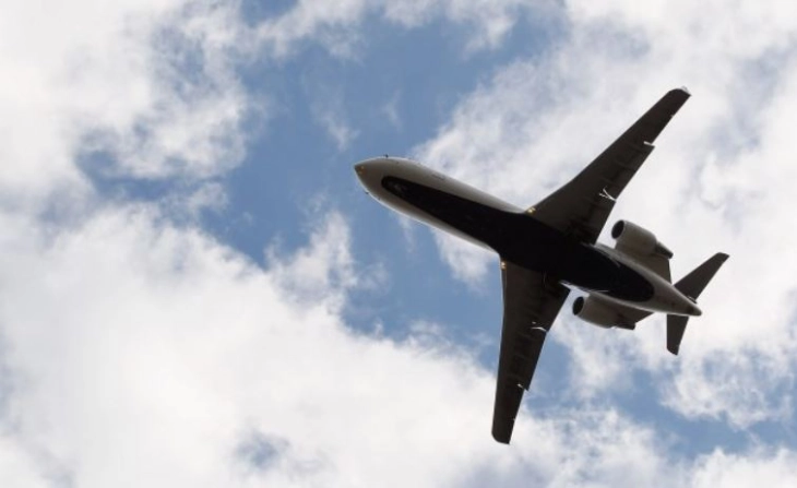 Драма во авион: Патник се обидел да се самоубие, сечел вени со жилет