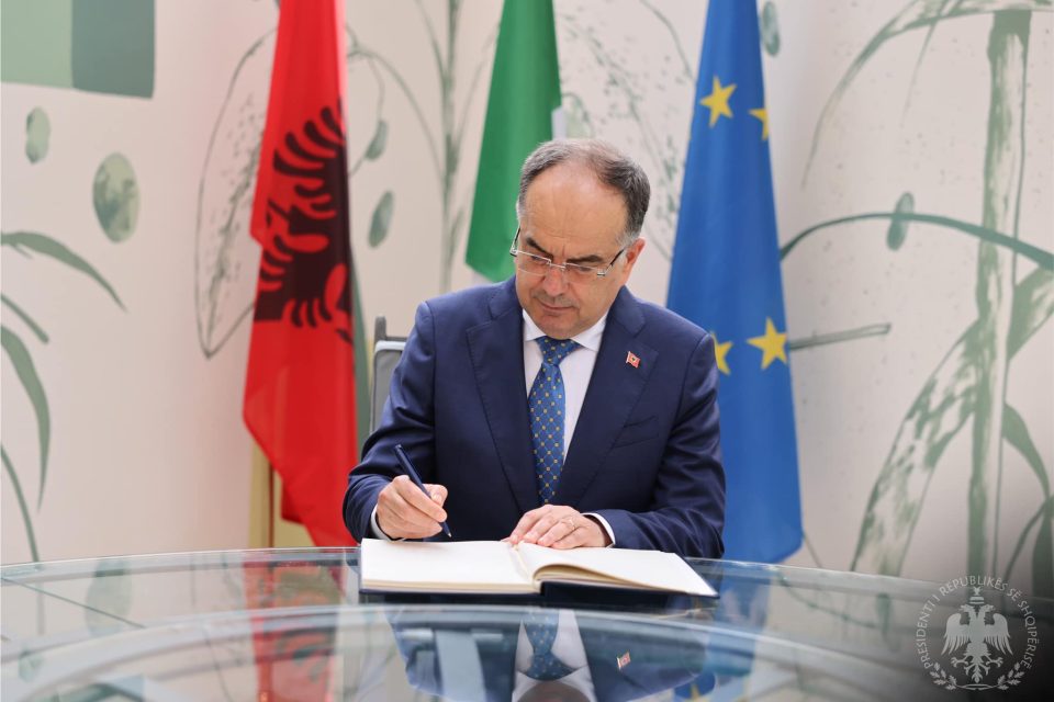 Претседателот на Албанија го потпиша  законот за амнестија, со кој ќе бидат опфатени и лица осудени за корупција
