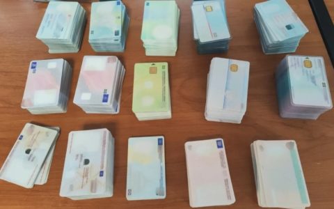 Уапсени и осудени двајца македонски државјани, кај нив најдени 599 фалсификувани бланко документи во Грција
