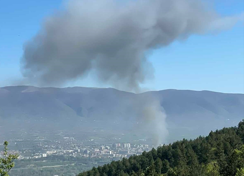 Скопје под чад: Пожарот од Универзална сала се гледа и од Водно