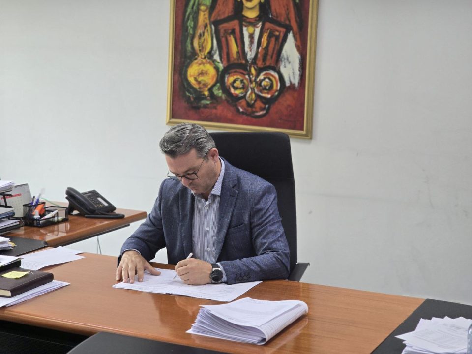 Трипуновски: Ги потпишав првите 16 договори за закуп на земјоделско земјиште во државна сопственост, нека е аирлија!