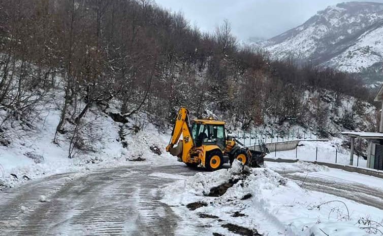 Врнежи од снег во западните делови на Македонија, се препорачува прилагодена брзина на движење во сообраќајот
