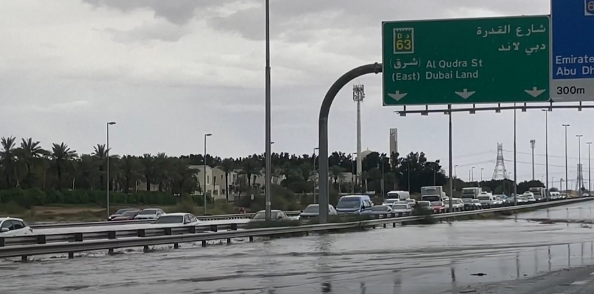 ВИДЕО: Потоп во Дубаи како во судниот ден, страшни сцени поради поројниот дожд, авионите едвај се движат по поплавената писта