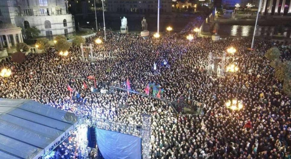 Анализа: СДСМ тоне кон пропаст, ДУИ со 4 пати повеќе народ на митингот во Скопје