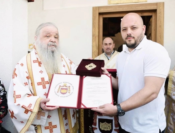 Одличие „Архиепископ Доситеј” за градоначалникот Костовски