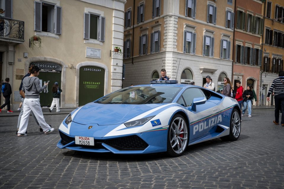 ФОТО: До стотка за 3,3 секунди – Италијанската полиција доби уште побрзо „Ламборџини“