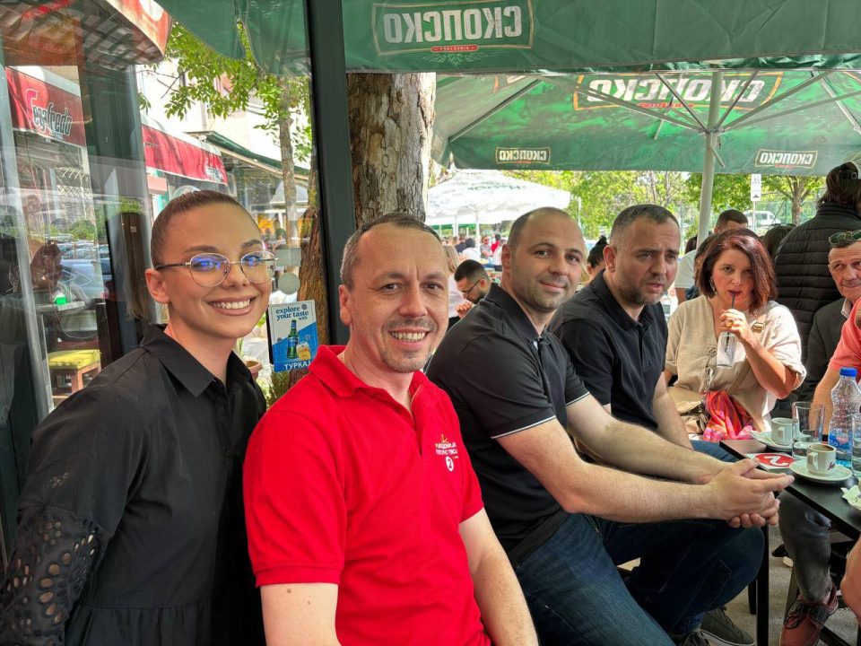 Мисајловски на кафе дружба со младите од Куманово: Младите се столбот и иднината на Македонија