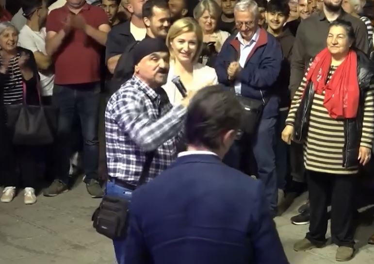 ВИДЕО: Срамна навреда кон Силјановска Давкова на митингот на Пендаровски, претседателскиот кандидат и Кузеска се смеат