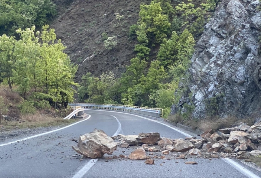 Одрони кај село Истибања го блокираат коловозот на магистралата А3