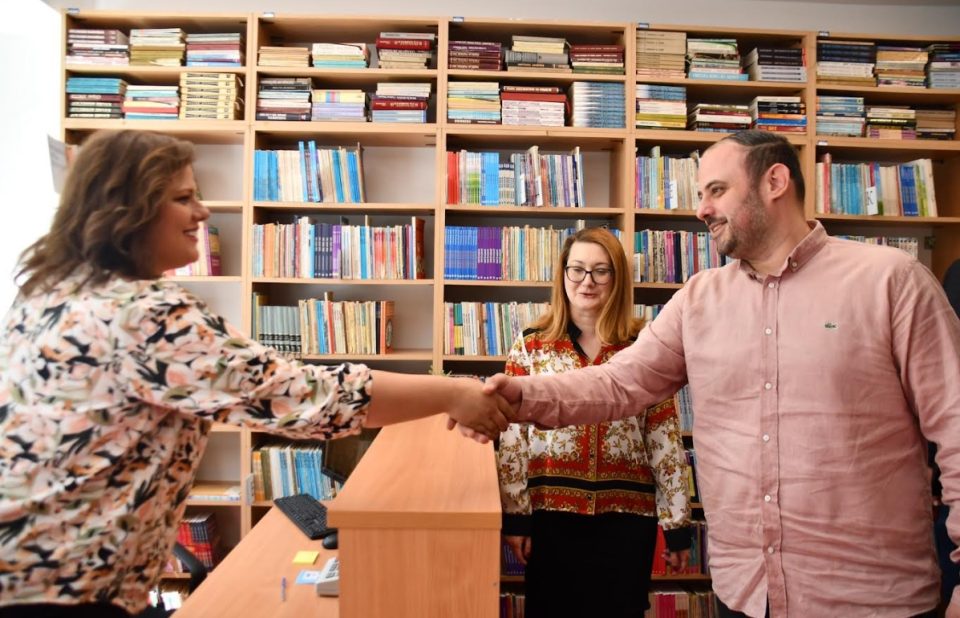 ​Градоначалникот Ѓорѓиевски во посета на новоотворената библиотека во Кисела Вода