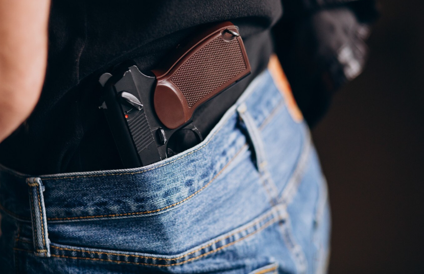 Донесен закон за носење оружје во училиштата: Во оваа американска држава на наставниците ќе им се овозможи да носат пиштоли!