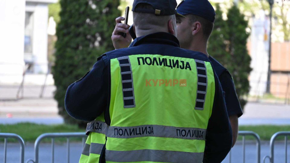 Скопјани нападнале полицајци, па добиле лисици на раце