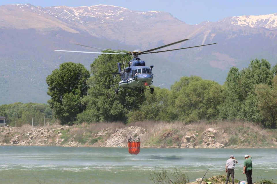 ВИДЕО: Хеликоптерите на МВР исфрлија над 50 тони вода врз пожарот во атарот на село Селце