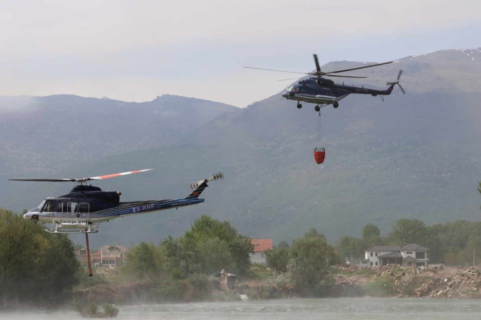 Ангелов: Со два полициски хеликоптери се гаси пожарот над тетовско Селце