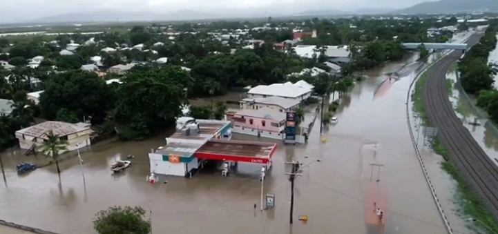 Силен дожд во источна Австралија, опасни поплави во Сиднеј, спасени 152 лица