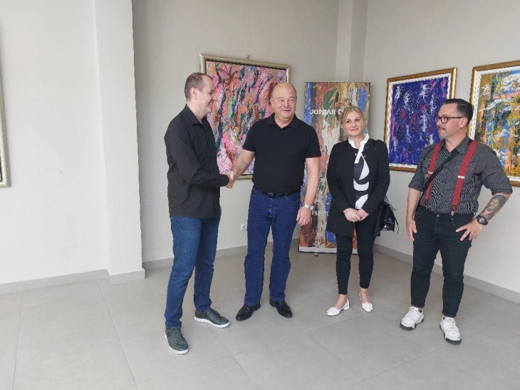 Професор Ѓорчев донира 12 уметнички дела на две јавни здравствени установи во Велес