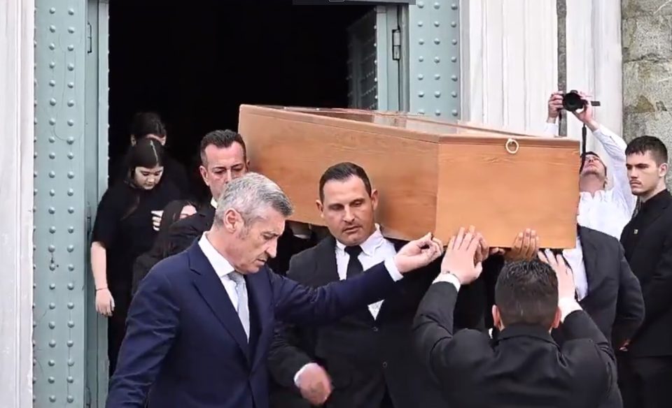 Погребан Роберто Кавали – го испратија петте деца и двете сопруги, едногодишната ќерка која ја доби на 82 годишна возраст не се појави! (ВИДЕО)