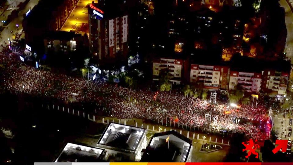 ФОТО ГАЛЕРИЈА од големиот народен митинг на ВМРО-ДПМНЕ пред Влада