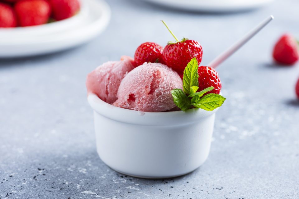 Неодолив сладолед од јагоди: Два здрави и вкусни рецепти за целото семејство!