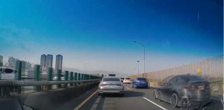 МОМЕНТОТ КОГА СЕ ТРЕСЕШЕ ТЛОТО ВО ТАЈВАН: Автомобилите среде автопат стоеја во место и потскокнуваа од земјата (ВИДЕО)