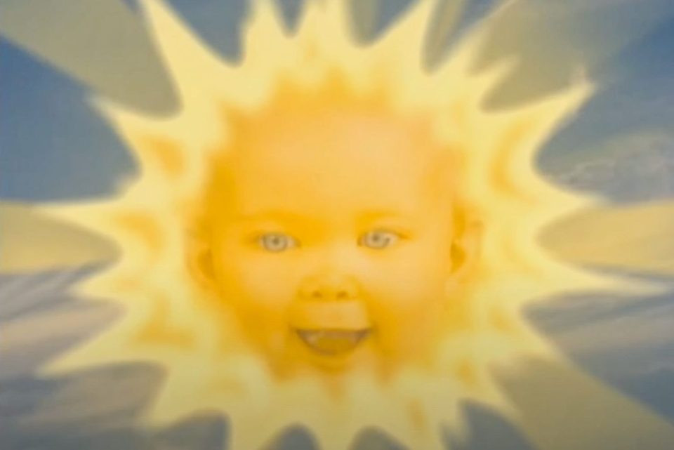 ТЕСТ КОЛКУ СТЕ СТАРИ: Се сеќавате ли на сонцето бебе од Телетабиси, еве како изгледа по повеќе од 20 години – веќе е и мајка (ФОТО)