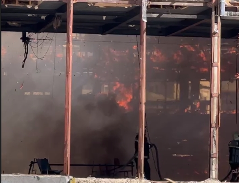 Пожар ја “проголта“ Универзална сала: Тажна слика среде Скопје, пожарникарите го гаснат огнот