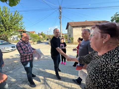 Мисајловски: Попладнево продолжуваме од врата на врата помеѓу жителите на Ајдучка Чешма во Куманово (ФОТО)